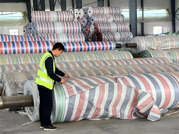 唐山彩条布批发市场：PE与PP材质全方位对比（性能/价格/使用寿命）及选购指南